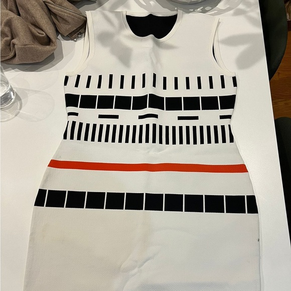 Very cool Narciso Rodríguez reversible dress.
Size 10 - Picture 2 of 3